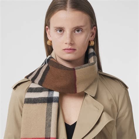 cashmere scarf shawl color block burberry|Contrast Check Cashmere Scarf in Archive beige/birch brown.